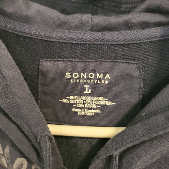 Comfy hoodie with zip up front. - Picture 2 of 5